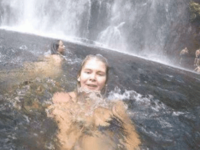 Девушка делала селфи в водопаде и случайно сняла гибель мужчины