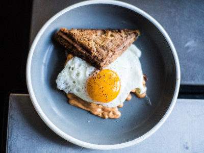Ученые рассказали об опасности яичницы на завтрак