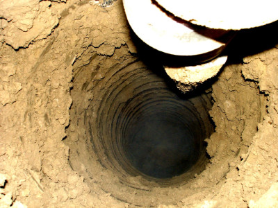 Дачник решил пробурить скважину в огороде: находка стала удачей