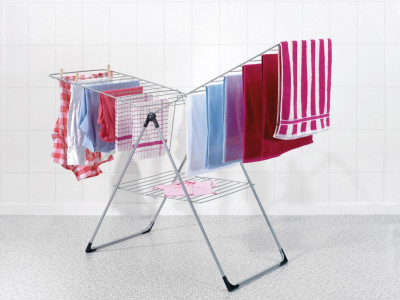 Сушить мокрое белье в квартире опасно: медики предупредили