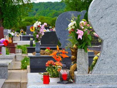 Почему церковь просит не носить на могилы искусственные цветы