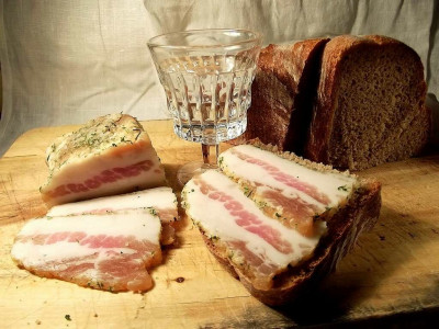 Сало с алкоголем оказывают невероятный эффект на организм