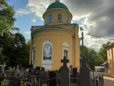 Кого на Руси хоронили при входе в храм