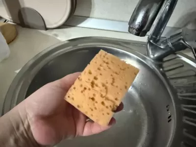 Зачем нужно обязательно обрезать уголок у посудной губки