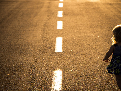 Малыш сидел на дороге ночью: подъехав, женщина дала по газам