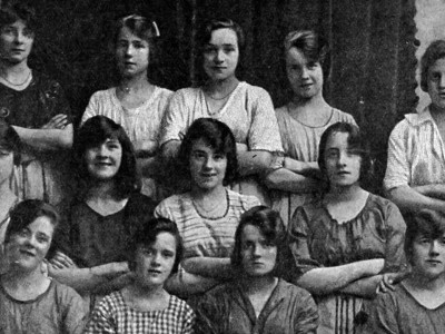 Жуткая деталь на фото 1900 года, которую заметили не сразу