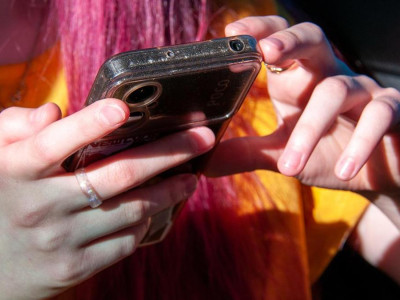 Девушка выронила телефон в океан: дальше случилось чудо