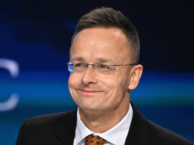 Сийярто высмеял номер Зеленского с игрой на рояле без рук