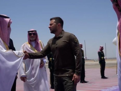 Зеленский сбежал к арабам: Крапивник назвал причину