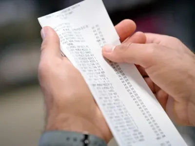 Чек в магазине выбрасывать нельзя: пугающая причина