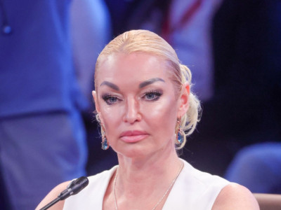 Сияющая Волочкова показала мужчину намного моложе неё