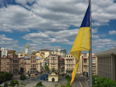 Пощечина Зеленскому: поляки срывают украинские флаги