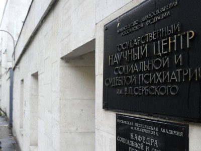 Мужчину, напавшего на сотрудницу МФЦ в Москве, направили на экспертизу