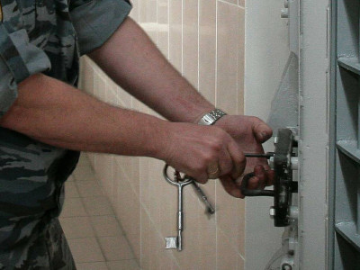 Пойманного за аферу с тухлой тушенкой для военных СВО бизнесмена этапировали в Россию