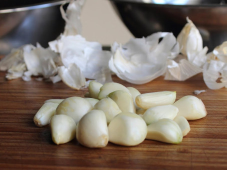 Бабушки в СССР знали, как почистить чеснок за 3 секунды