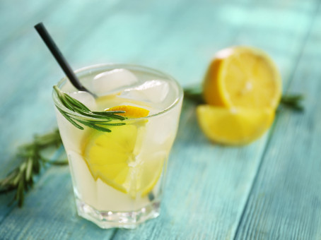 Какую опасность несут кусочки лимонов в напитках и коктейлях