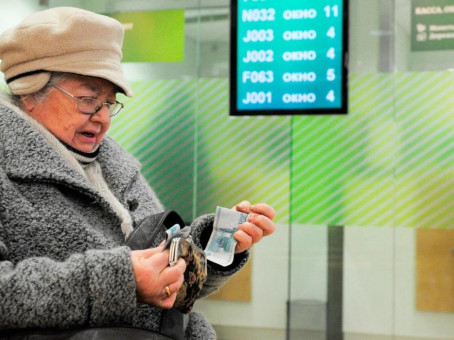 Почему пенсионерам стоит снимать пенсию с карты