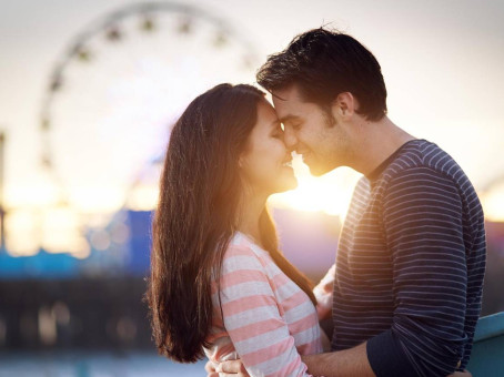 Почему нужно говорить женщине комплименты в правое ухо