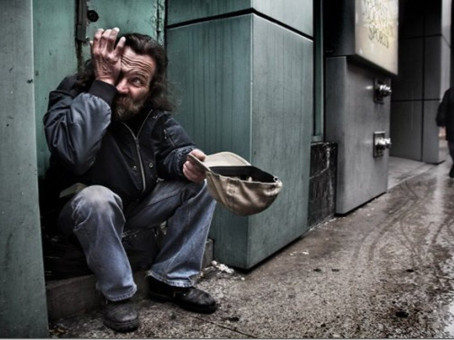 Он поджёг деньги на глазах у бездомного и поплатился тут же