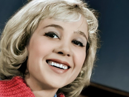 Что заставило знаменитую «королеву бензоколонки» исчезнуть с экрана