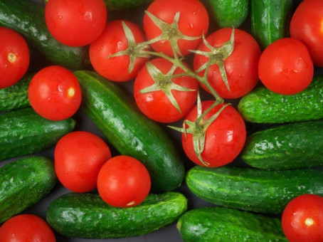 Почему нельзя смешивать огурцы с помидорами?