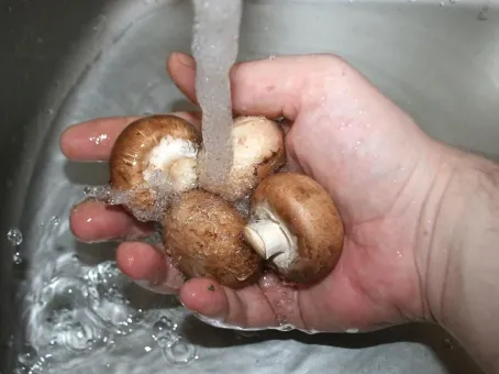 Какие продукты категорически нельзя мыть: предупреждение