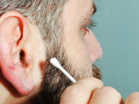 Врачи предупредили: привычка чистить уши смертельно опасна