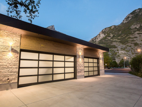 Он купил ангар за копейки, а внутри оказался клад