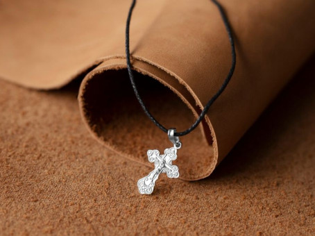 Надо ли прятать нательный крестик под одежду?