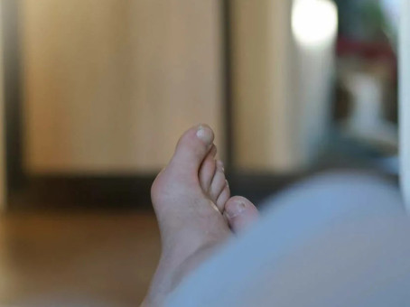 Почему нельзя спать ногами к двери?