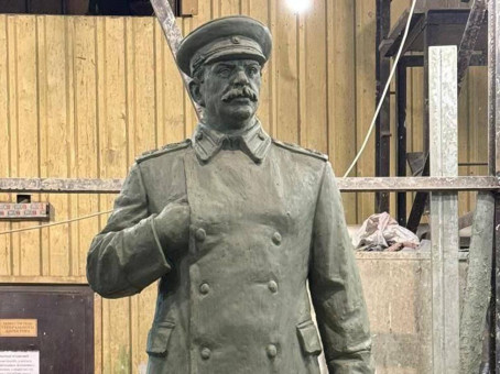 Почему исторические личности на портретах прячут руку под одеждой?