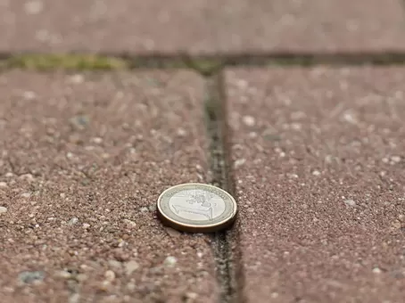 Почему запрещается подбирать найденную монету: важные приметы