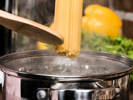 Повара никогда не сливают воду после варки макарон: что они с ней делают
