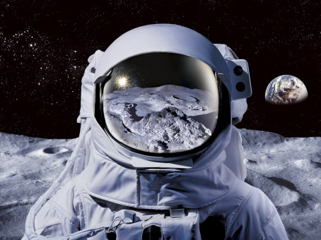 Это не человек: на шлеме астронавта на Луне увидели странное