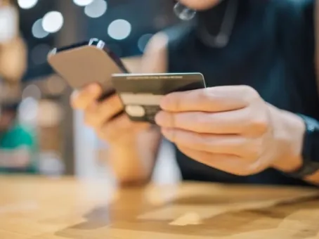 Роковые деньги: кому банк в первую очередь заблокирует карточку?