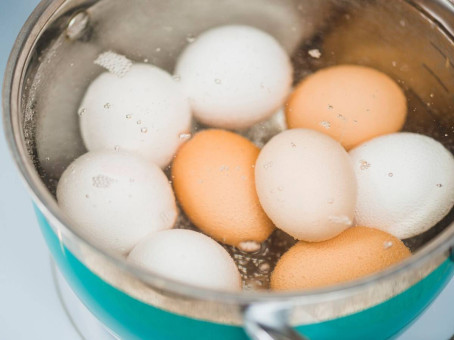 Прежде чем варить яйцо, проколите его булавкой