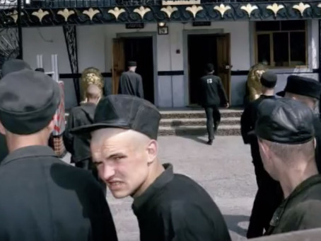 Почему в тюрьме ничего нельзя поднимать с пола