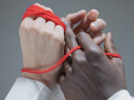 Как работает красная нить на запястье