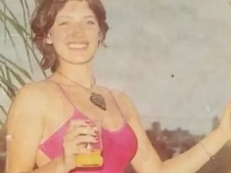 Советская официантка сбежала из СССР в одном купальнике