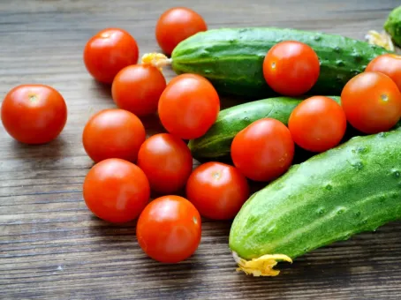 Почему огурец лучше есть отдельно от помидора