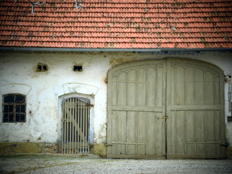 Старик, умирая, оставил  гараж: войдя внутрь, все поразились