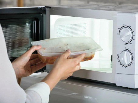 Вот почему нельзя ставить в микроволновку пластиковый контейнер