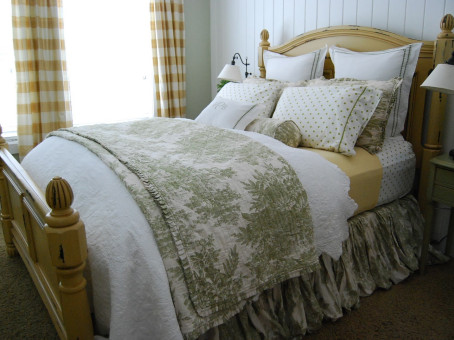 Почему не следует застилать кровать покрывалом