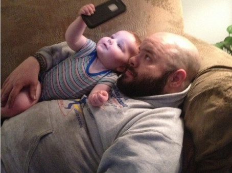 Папа говорит сыну — «Доброе утро»: реакцию малыша надо  видеть