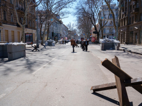В Одессе началось? Толпы закидывают военных камнями