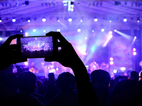 У девушки упало платье: зал открыл рот от удивления