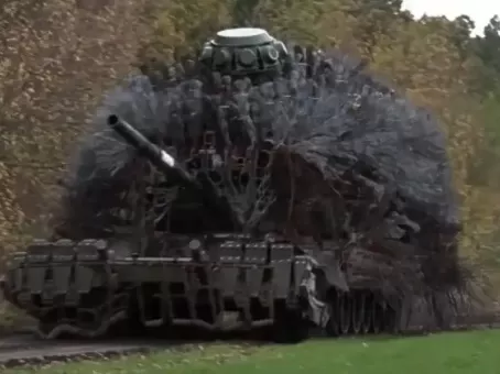Танк-ёж: на фронте заметили необычную боевую машину ВС РФ