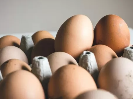 Почему нельзя брать в магазине яйца, лежащие острым концом вверх