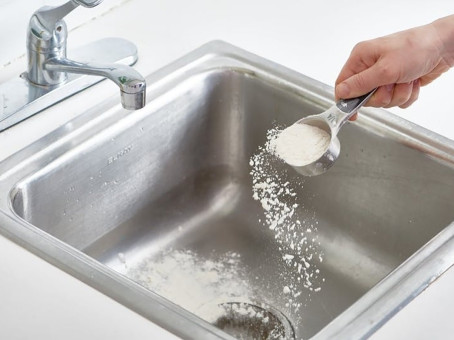 Зачем сыпать муку в раковину: лайфхак от находчивых хозяек
