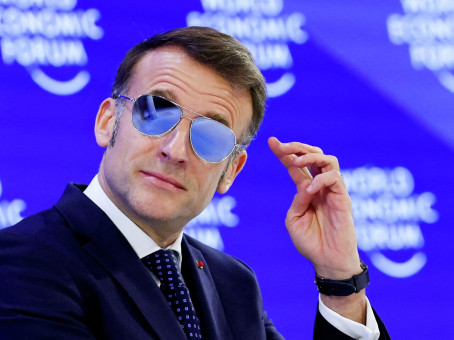 Во Франции оценили шутку Захаровой о волшебных очках Макрона